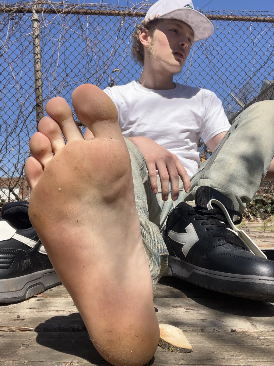 Master___James's tweet photo. Let’s get to serving🐽💸💪🏻
#findom #paypig #feetfetısh #feetworshi̇p #blackmail https://t.co/aeL48VrX9p