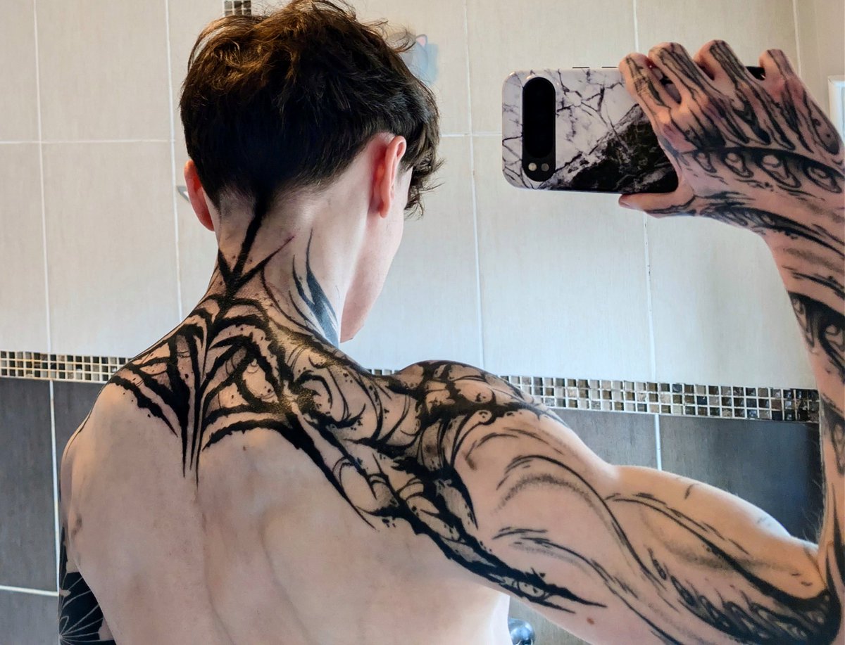 RiddleOfFire's tweet photo. Impossible to take pictures of your own back
New tattoo dropped tho holy shit it's so cool https://t.co/O88mNUzKWV