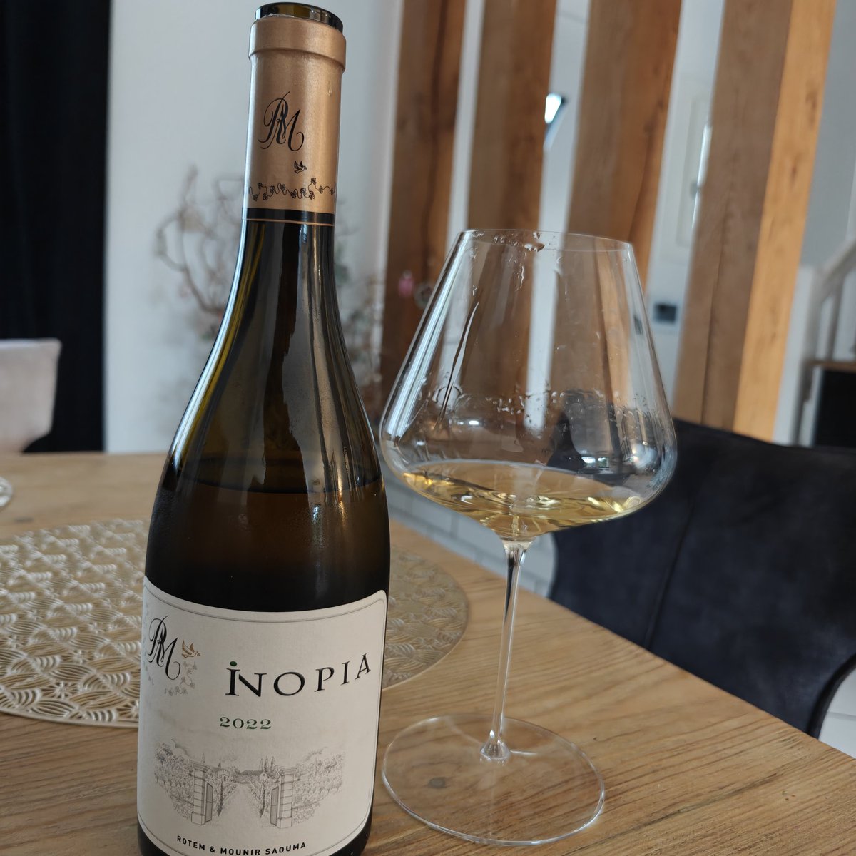 ajean007's tweet photo. Quand un grand Monsieur de la Bourgogne fait un Côte du Rhône...ça donne une belle belle quille, on irait presque sur du Chardo 😍💥 https://t.co/wXV9ZYjC5V