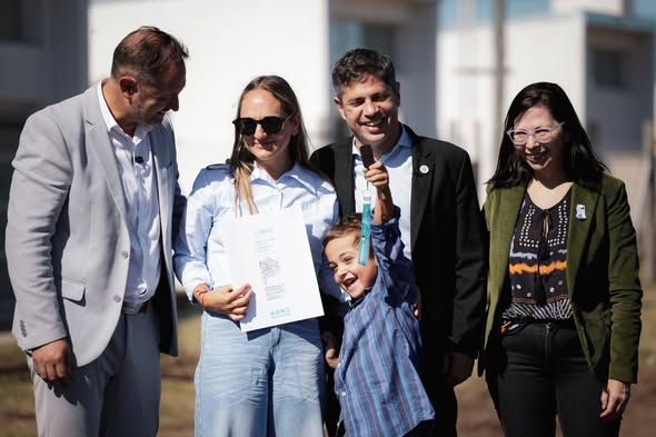 RadarBonaerense's tweet photo. Axel Kicillof entregando 38 viviendas en Lincoln: haciendo realidad el sueño de la casa propia.
Javier Milei, miles sufriendo en Constitución: haciendo de la vida una pesadilla.
Dos modelos, un país en disputa. Nunca tan claro el camino a seguir... https://t.co/Q9UKAfVOyP