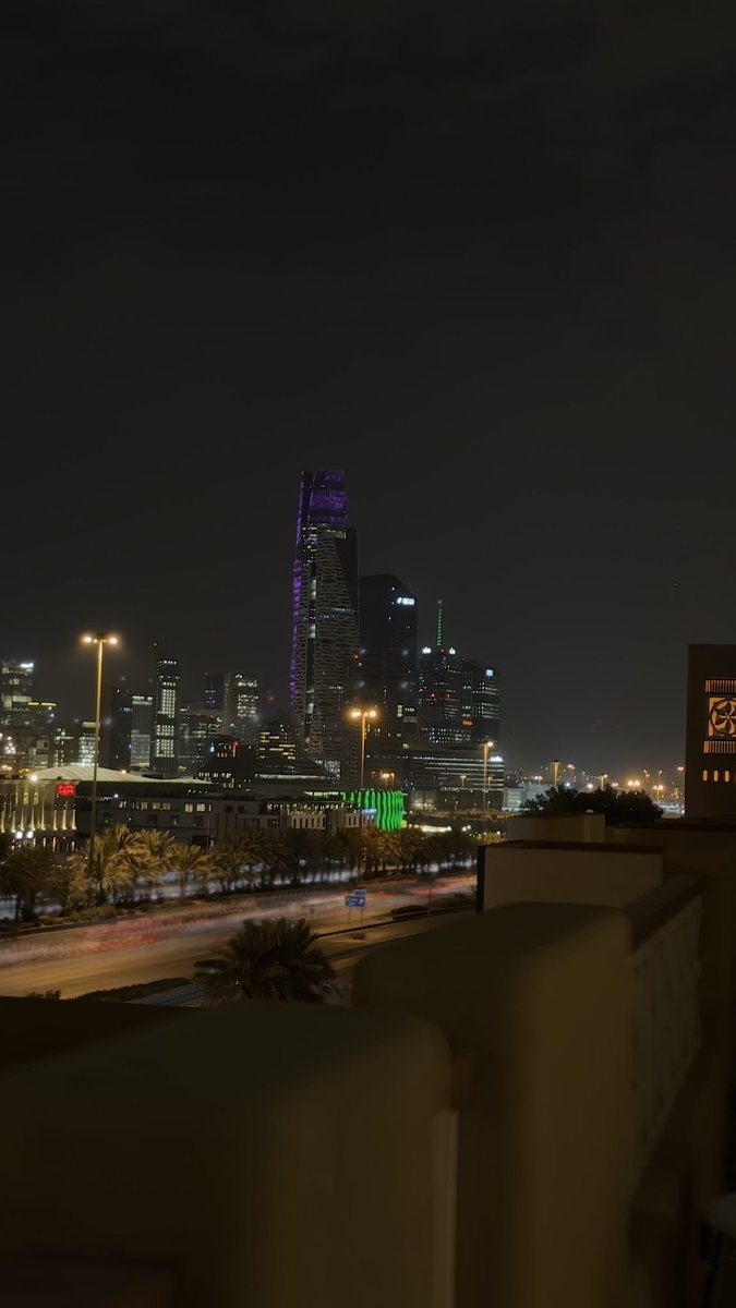vbkl0's tweet photo. ماطحت ف غيابك لكن كلش ن طاح
دمعي وصبري والطموح الي اطمح

اكلمك وانا على باب الأفراح 
والمح من الأفراح مدري وش المح 

قلي كلاما زين يمكني ارتاح 
والا كلاما شين يمكني اسمح https://t.co/MMkyt2Yz1W
