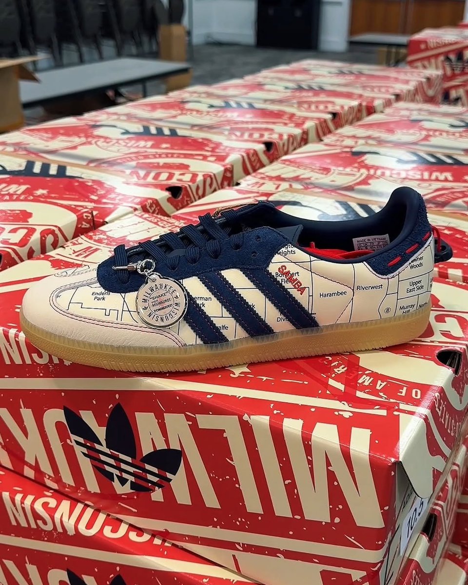 ModernNotoriety's tweet image. Line outside of SNEEX in Milwaukee for the launch this morning