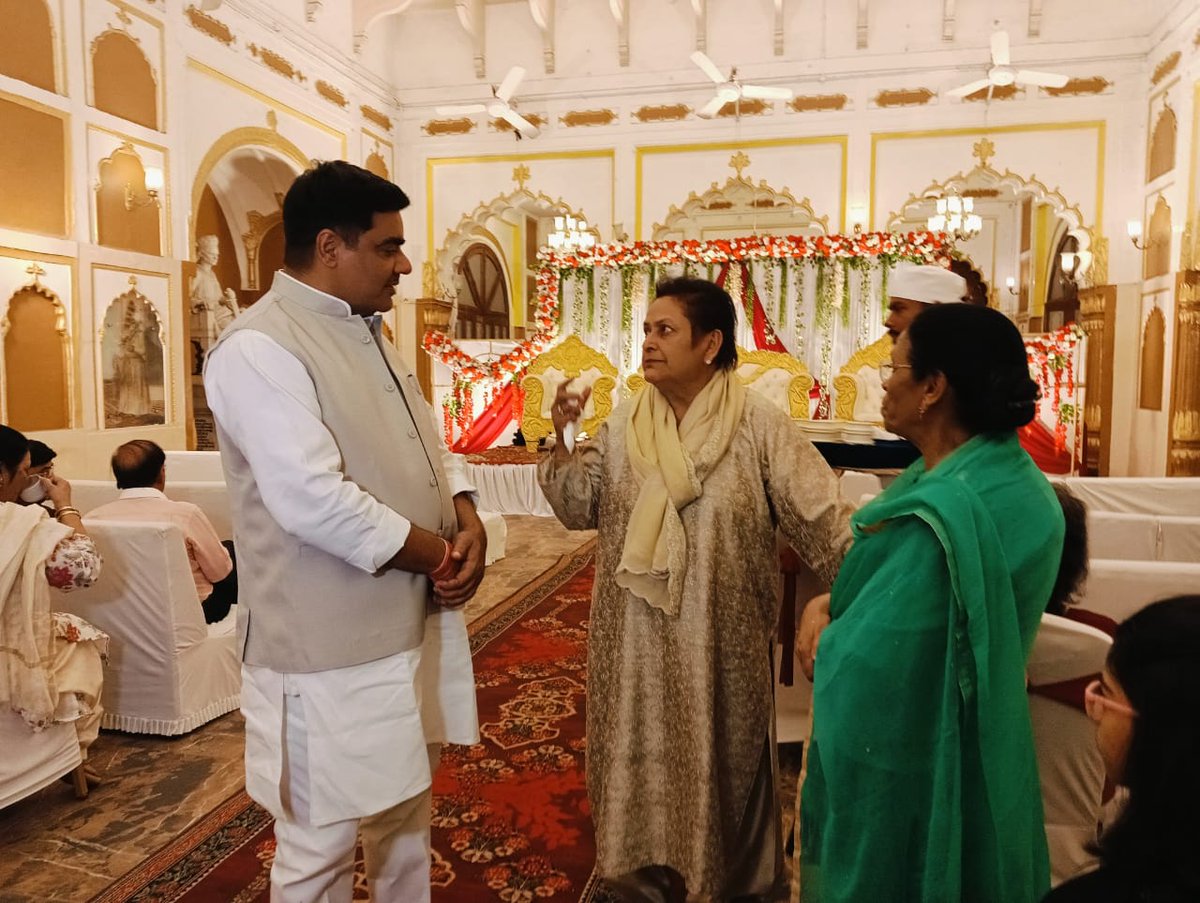 लखनऊ में गोरखपुर के प्रतिष्ठित चिकित्सक हमारे अजीज डॉ. अजीज साहब एवं वरिष्ठ कांग्रेस नेत्री श्रीमती तलत अजीज जी के भतीजे के दावत-ए-वलीमा में सम्मिलित होकर मुबारकबाद पेश की।