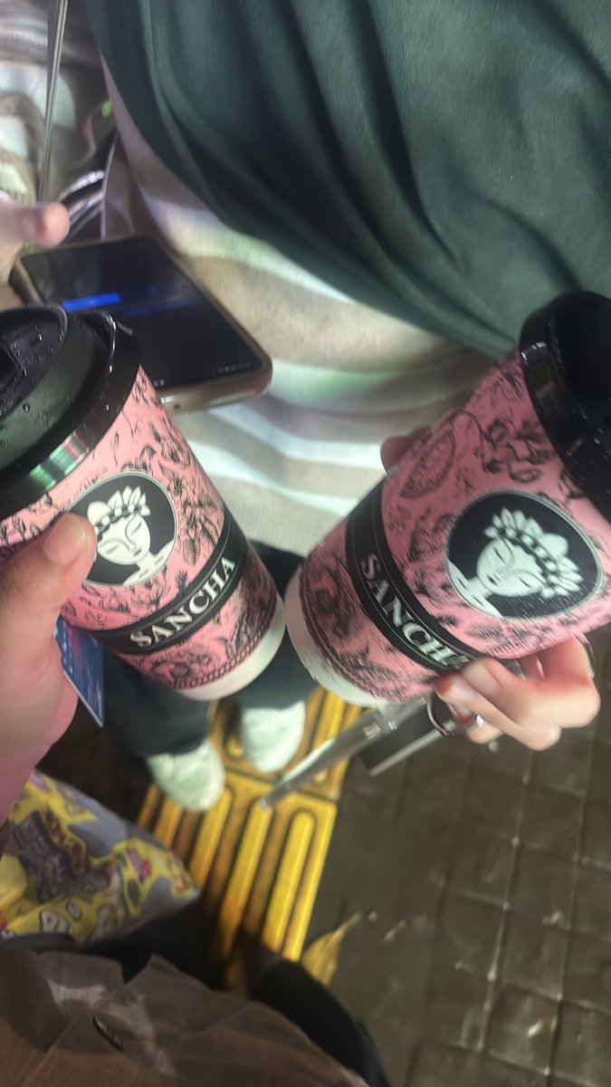 raaxifaa's tweet photo. first time beli ini di blok m, unexpected rasanya enakk bangett, aku order rasa peace Oolong milk tea less sugar https://t.co/9XtQjGhApq