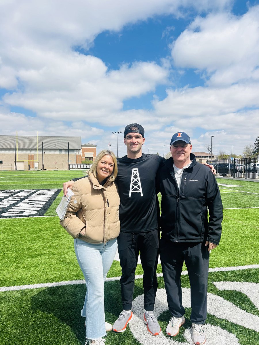 CoachSchmittUF's tweet image. Great having the fam out to our scrimmage today! Elite energy and competition all day 💯💪🏼 #GoOilers #EDGE
