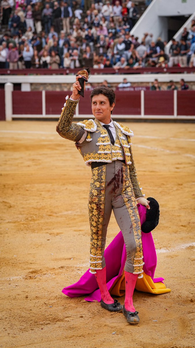 RocaRey's tweet photo. 1️⃣ | ¡OREJA en el primero!

Gran recibo capotero a la veronica al tercero bis que levantaron los “olés” de la plaza. Faena de mucho poder ante un tío que había que hacerle las cosas muy bien.

Estocada casi entera que hace cortar el primer apéndice https://t.co/t9f4cYn2wc