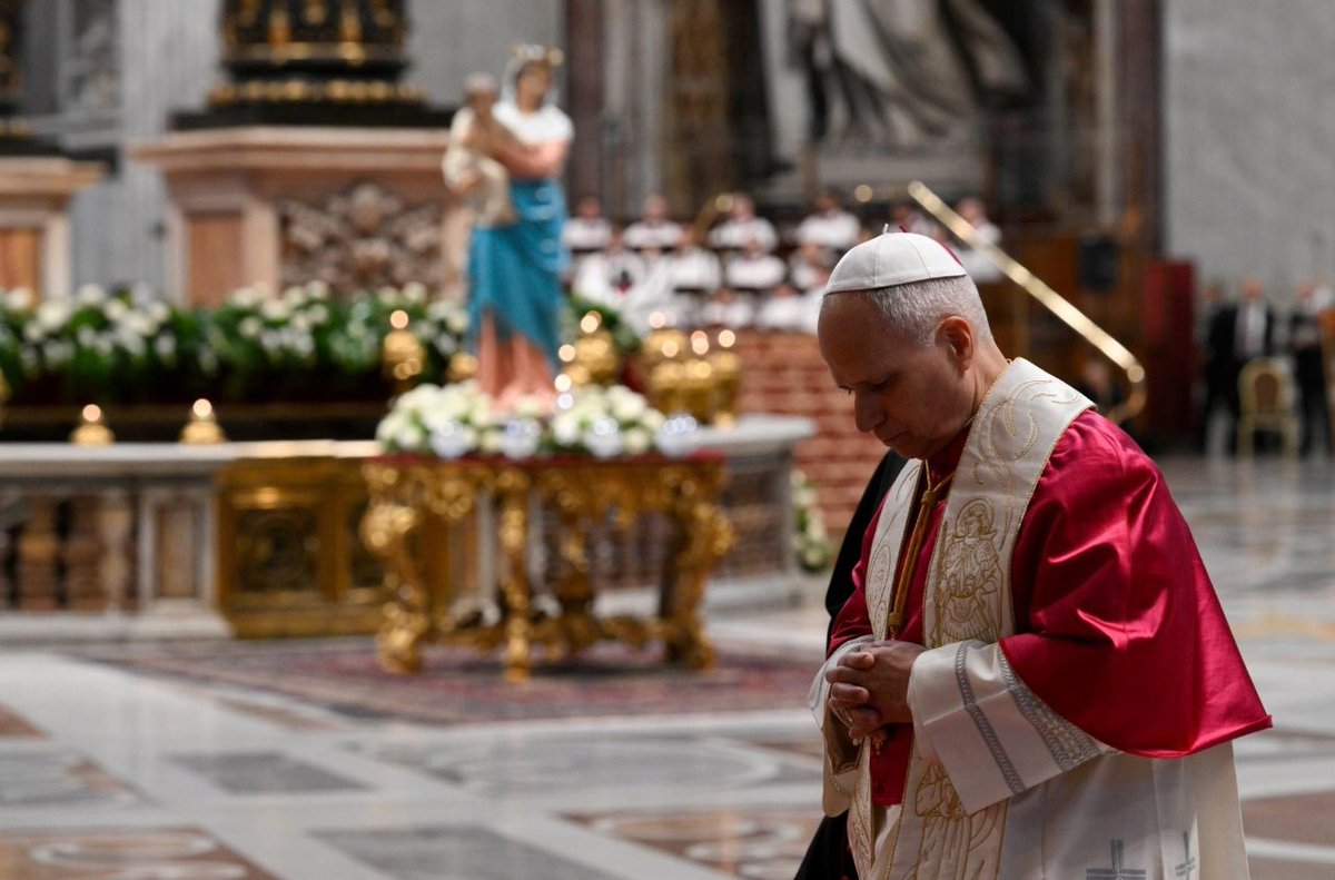 vaticannews_fr's tweet photo. 🕊️ «Arrêtez-vous! C’est le temps de la paix!», a déclaré Léon XIV dans sa réflexion lors de la Veillée de prière pour la paix, ce samedi soir en la basilique Saint-Pierre. Dans un monde déchiré par les conflits et les tensions, le Saint-Père a lancé un vibrant appel à la paix, invitant chacun à devenir acteur d’une humanité réconciliée.
➡️https://t.co/H8rDoXXsQe
📸 © Vatican Media