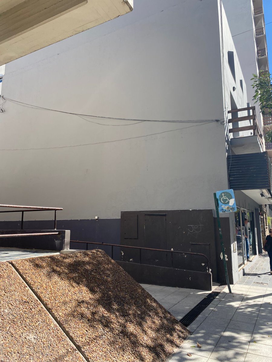 En un acto de vandalismo insólito, perpetrado nada menos que por el propio Estado municipal, se pintó encima un mural del artista marplatense Osmar Freites ya fallecido, dedicado a la memoria de las personas desaparecidas durante la última dictadura cívico-militar y el terrorismo