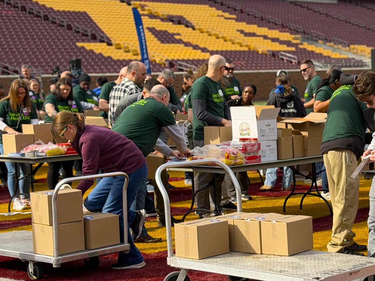 Sannehfdn's tweet image. 4,000 boxes. 86,000 pounds of food. One incredible day of impact. 📦💚

In partnership with @Huntington_Bank  and @2harvest  we celebrated Service Heart Day by packing food for families in need.

#ServiceHeartDay #CommunityImpact #FoodSecurity #SannehFoundation
