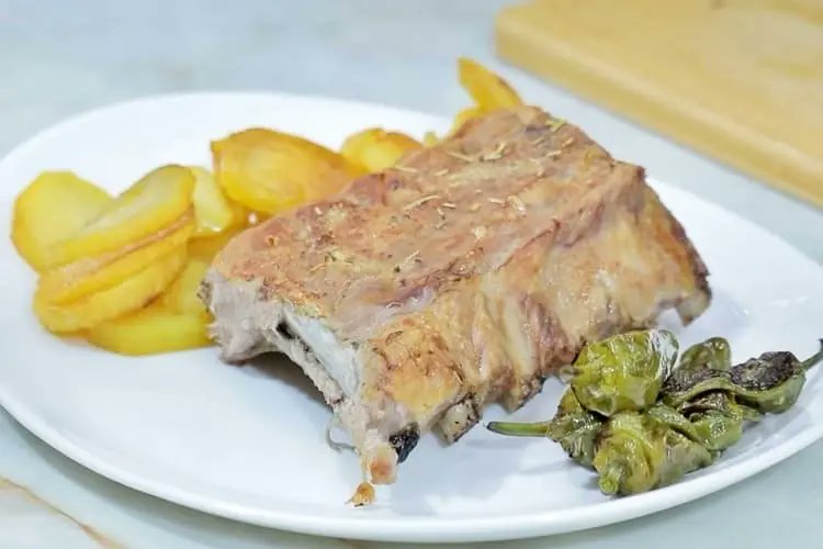 Costilla de cerdo asada con guarnición clásica de patatas y pimientos, una receta exquisita de La Cocina de Romero cocina-familiar.com/costilla-de-ce…