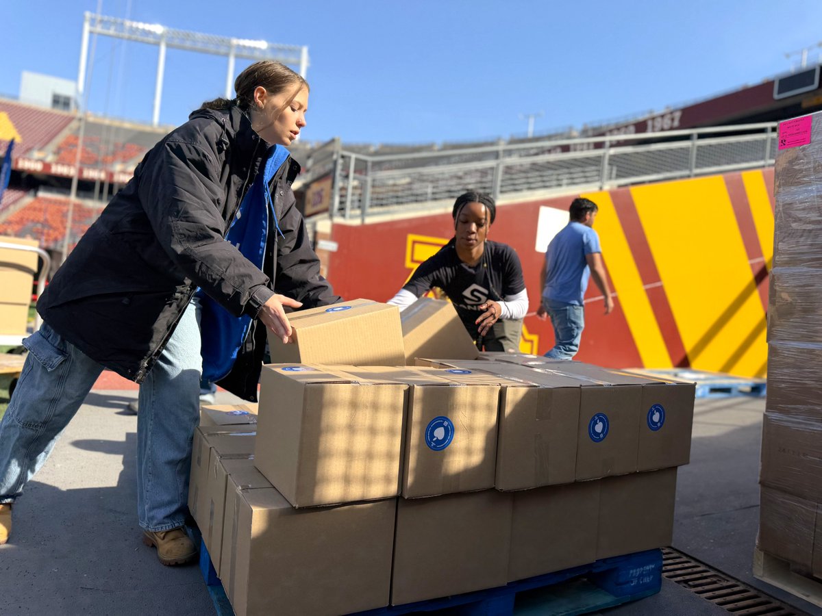 Sannehfdn's tweet image. 4,000 boxes. 86,000 pounds of food. One incredible day of impact. 📦💚

In partnership with @Huntington_Bank  and @2harvest  we celebrated Service Heart Day by packing food for families in need.

#ServiceHeartDay #CommunityImpact #FoodSecurity #SannehFoundation