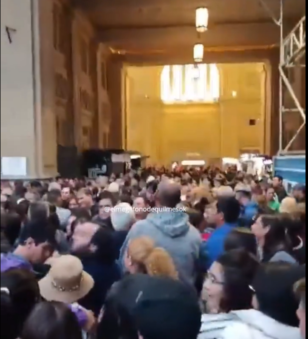 RadarBonaerense's tweet photo. Axel Kicillof entregando 38 viviendas en Lincoln: haciendo realidad el sueño de la casa propia.
Javier Milei, miles sufriendo en Constitución: haciendo de la vida una pesadilla.
Dos modelos, un país en disputa. Nunca tan claro el camino a seguir... https://t.co/Q9UKAfVOyP