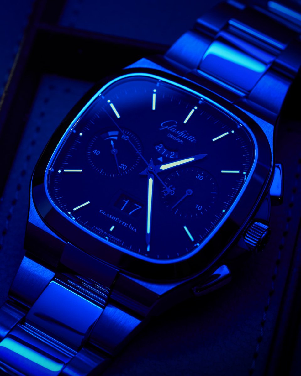 baldassarreted's tweet image. Among Glashütte Original’s lineup, the Seventies Chronograph Panorama Date remains one of the brand’s most unconventional designs, standing out with its retro TV-inspired square case shape. Measuring 40mm by 40mm, it balances that vintage-inspired personality with a surprisingly