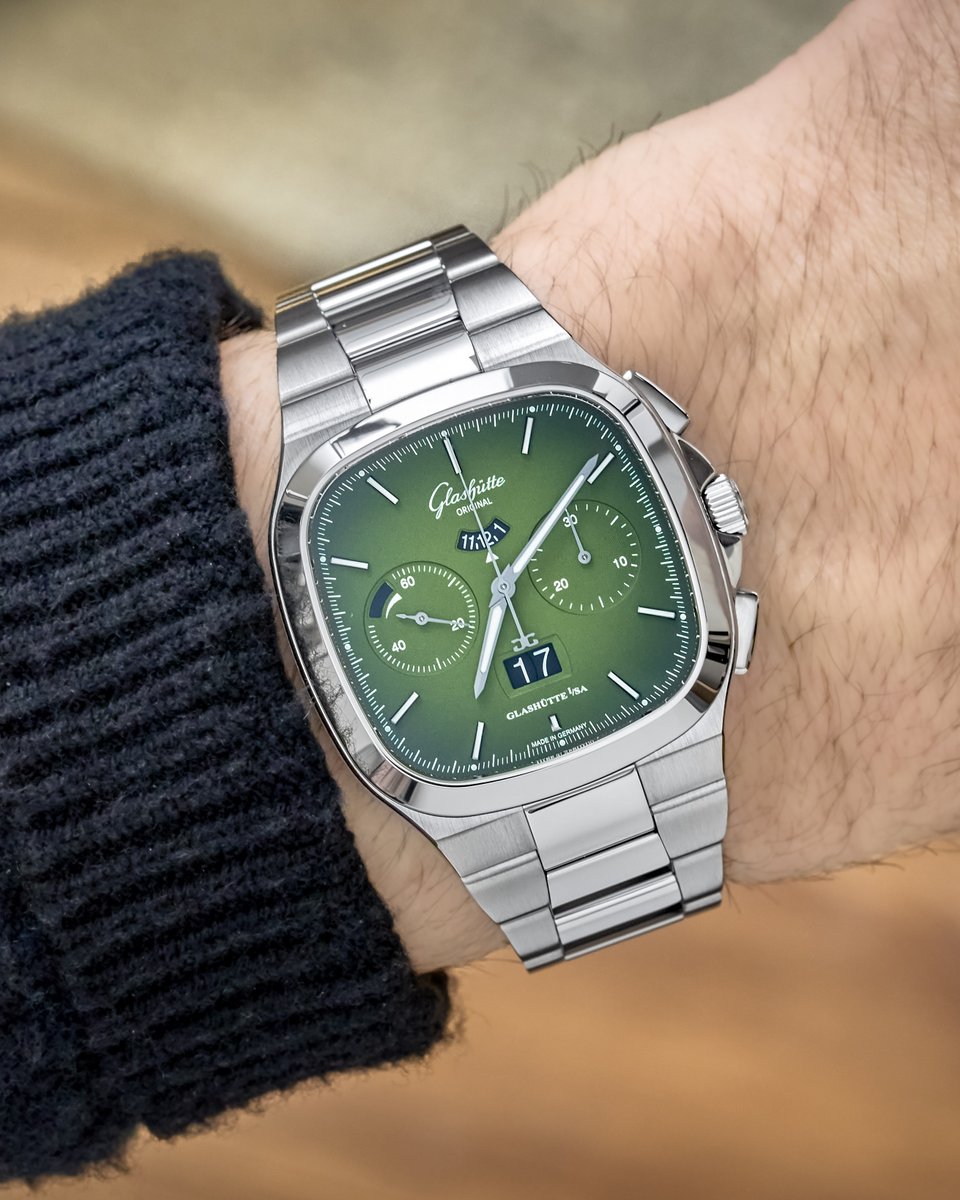 baldassarreted's tweet image. Among Glashütte Original’s lineup, the Seventies Chronograph Panorama Date remains one of the brand’s most unconventional designs, standing out with its retro TV-inspired square case shape. Measuring 40mm by 40mm, it balances that vintage-inspired personality with a surprisingly