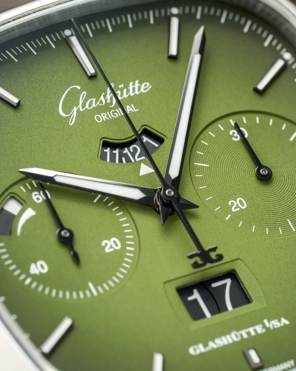 baldassarreted's tweet image. Among Glashütte Original’s lineup, the Seventies Chronograph Panorama Date remains one of the brand’s most unconventional designs, standing out with its retro TV-inspired square case shape. Measuring 40mm by 40mm, it balances that vintage-inspired personality with a surprisingly