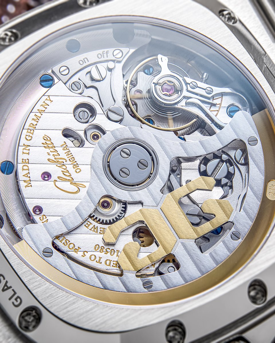 baldassarreted's tweet image. Among Glashütte Original’s lineup, the Seventies Chronograph Panorama Date remains one of the brand’s most unconventional designs, standing out with its retro TV-inspired square case shape. Measuring 40mm by 40mm, it balances that vintage-inspired personality with a surprisingly