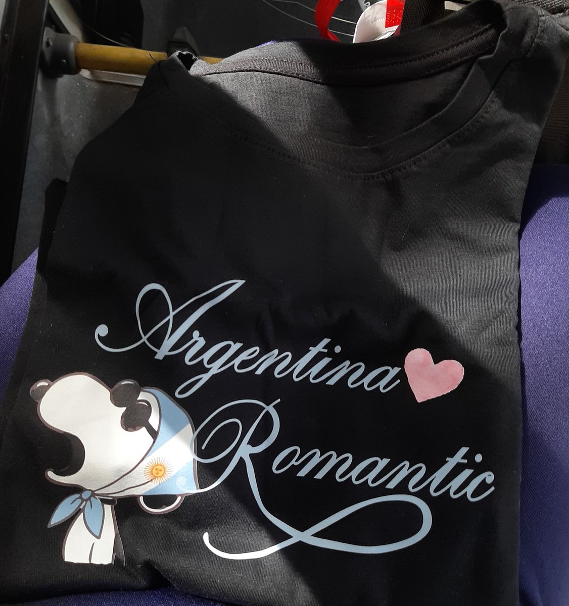 Hoy fui a hacer mi ESTUDIO DE MERCADO en la República de Avellaneda y volví a casa con una remera de la colaboración entre Snoopy y las Abuelas de Plaza de Mayo.