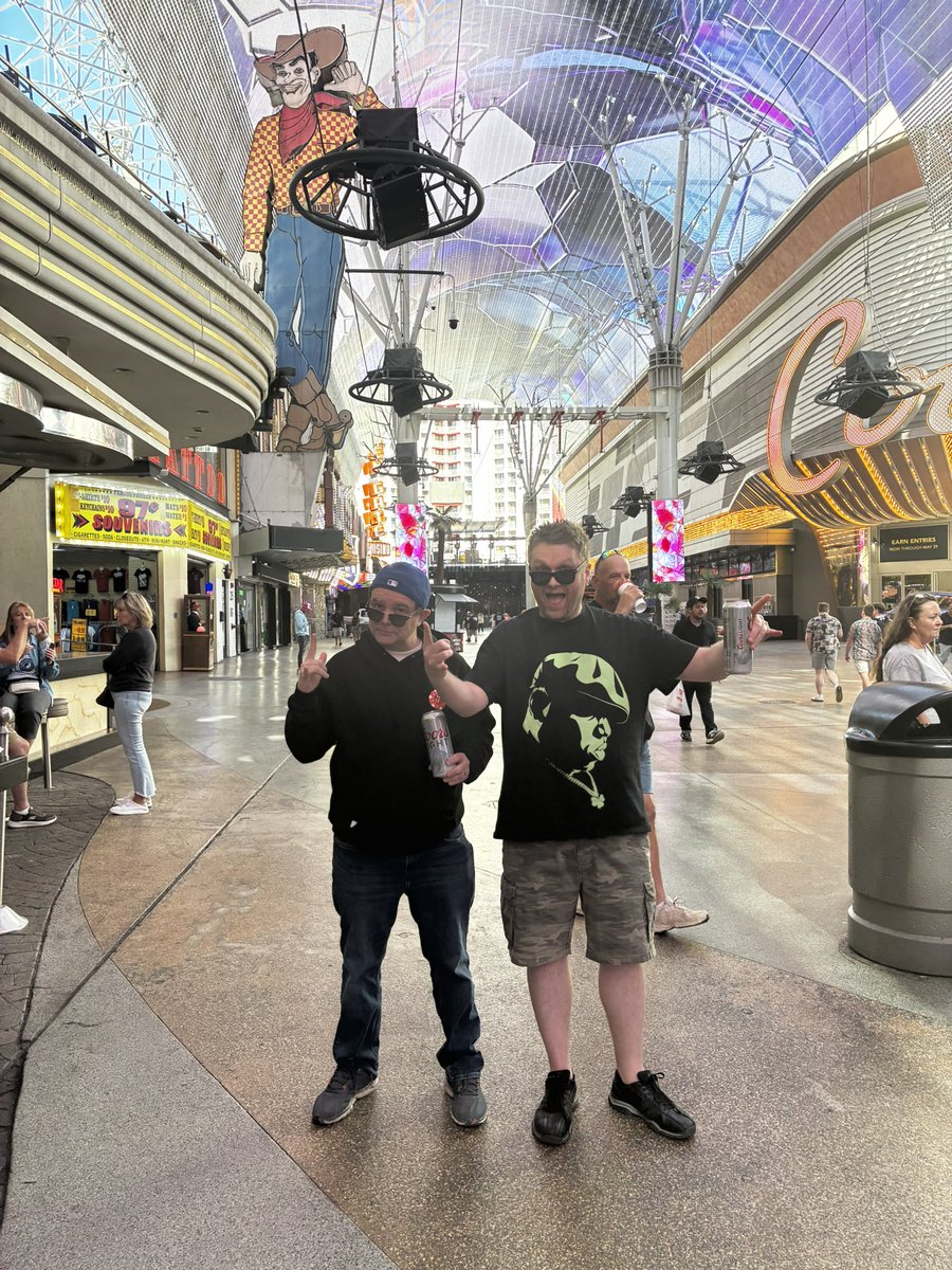 ChristianDMZ's tweet photo. It’s dude-bro o’clock in Vegas
@TheHughezy
#Hackamania #HitTheLikeButton #ItsTenAmSomewhere https://t.co/6UlTqgRBU7