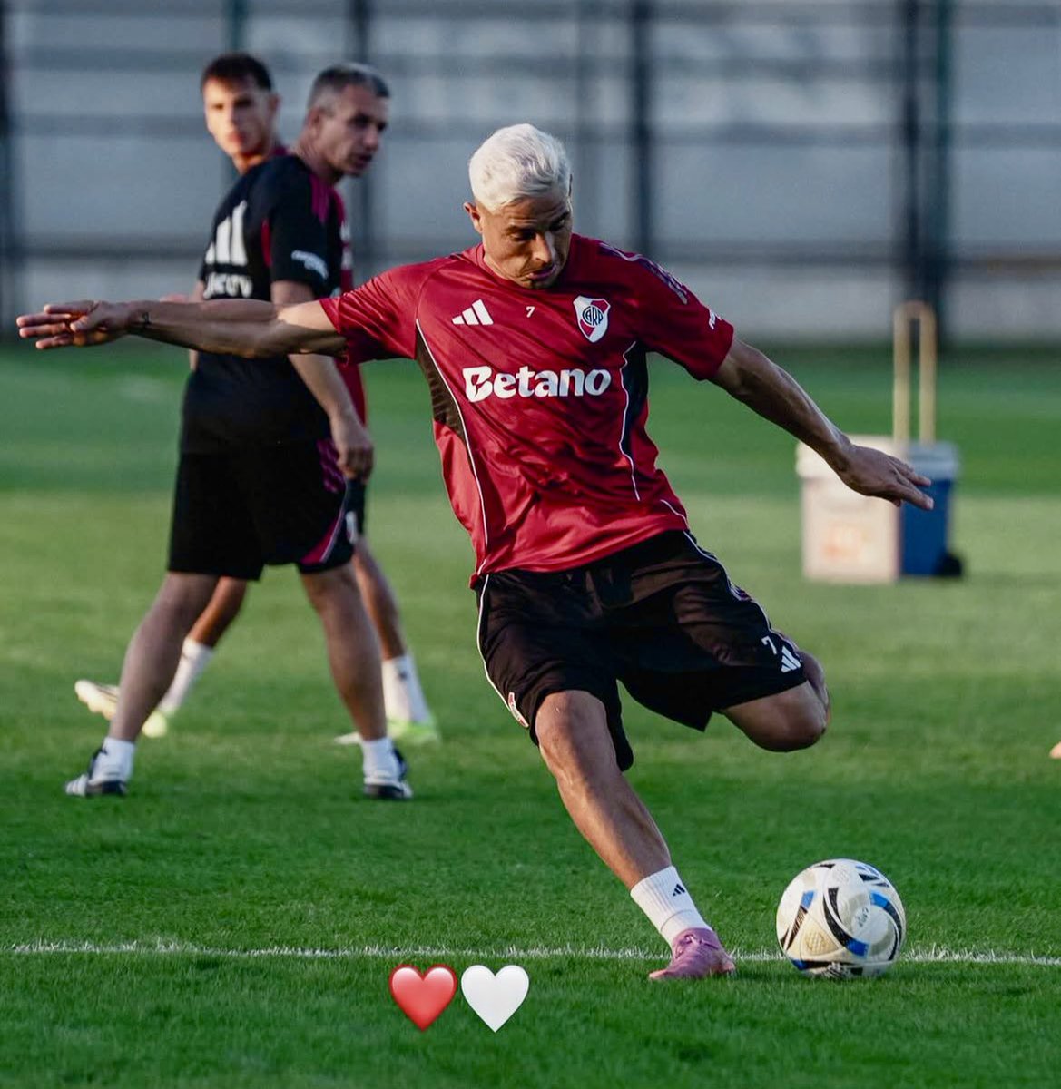 𝙈𝘼𝙓𝙄 tweet media