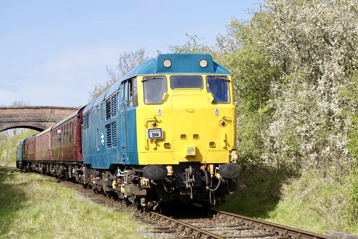 Dan_B93's tweet photo. Class 31 31459 &amp; Class 33 33201 looking great in the sun today at the Battlefield Line. A short video link is below if you’re interested in watching.
https://t.co/FkIJTJHPBz
#trains #railway https://t.co/CkqzHy0NE0