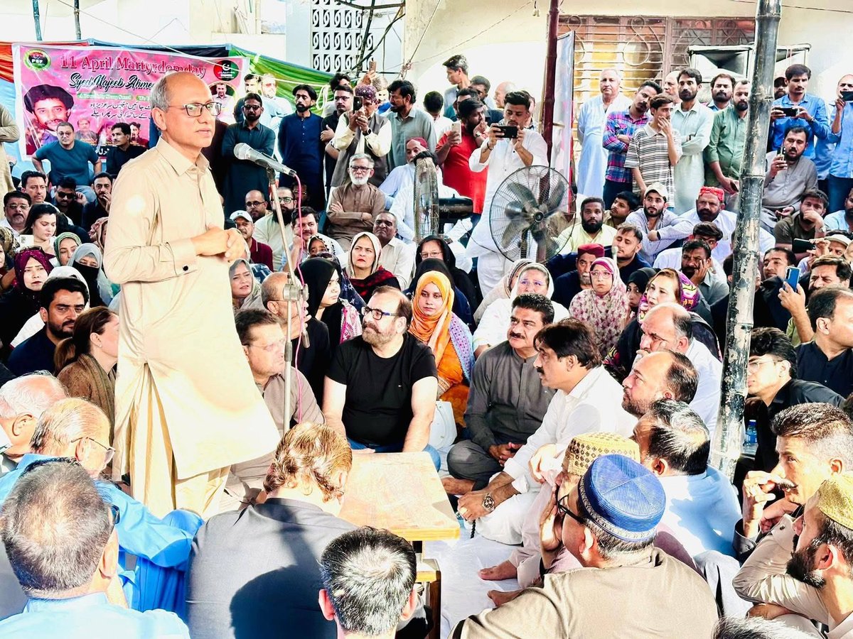 کراچی ڈویژن کی جانب سے پیپلز سیکریٹریٹ میں منعقدہ قائدِ طلبہ شہید نجیب احمد کی 36 ویں برسی میں شرکت کی اور ان کی جدوجہد اور خدمات کو خراجِ عقیدت پیش کی۔
<a href="/BBhuttoZardari/">Bilawal Bhutto Zardari</a> <a href="/AseefaBZ/">Aseefa B Zardari</a> <a href="/SaeedGhani1/">Senator Saeed Ghani</a>
#ShaheedNajeebAhmed