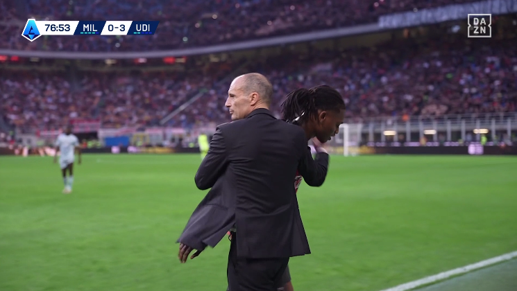 Les sifflets pour accompagner Rafael Leao sur le banc, dans cette déroute du Milan face à l'Udinese #SerieA