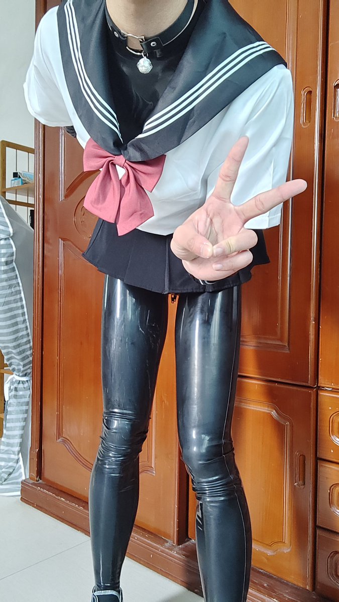 O弟爱穿胶 tweet media