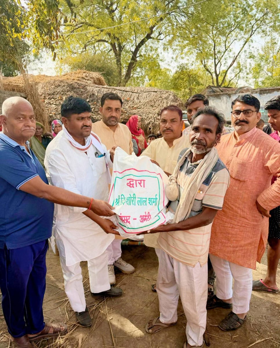 VedPrak77938318's tweet image. अमेठी के ब्लॉक बाजारशुकुल के ग्राम खेममऊ (पूरे दुधौरन) में आग लगने से पांच परिवारों की गृहस्थी जलकर खाक हो गई।

इस घटना की जानकारी मिलने पर माo सांसद श्री किशोरीलाल शर्मा जी ने संवेदनशीलता दिखाते हुए अग्निपीडितों के लिए तत्काल फायर राहत किट भेजवाई।
@KLSharmaINC

#Amethi #firekit