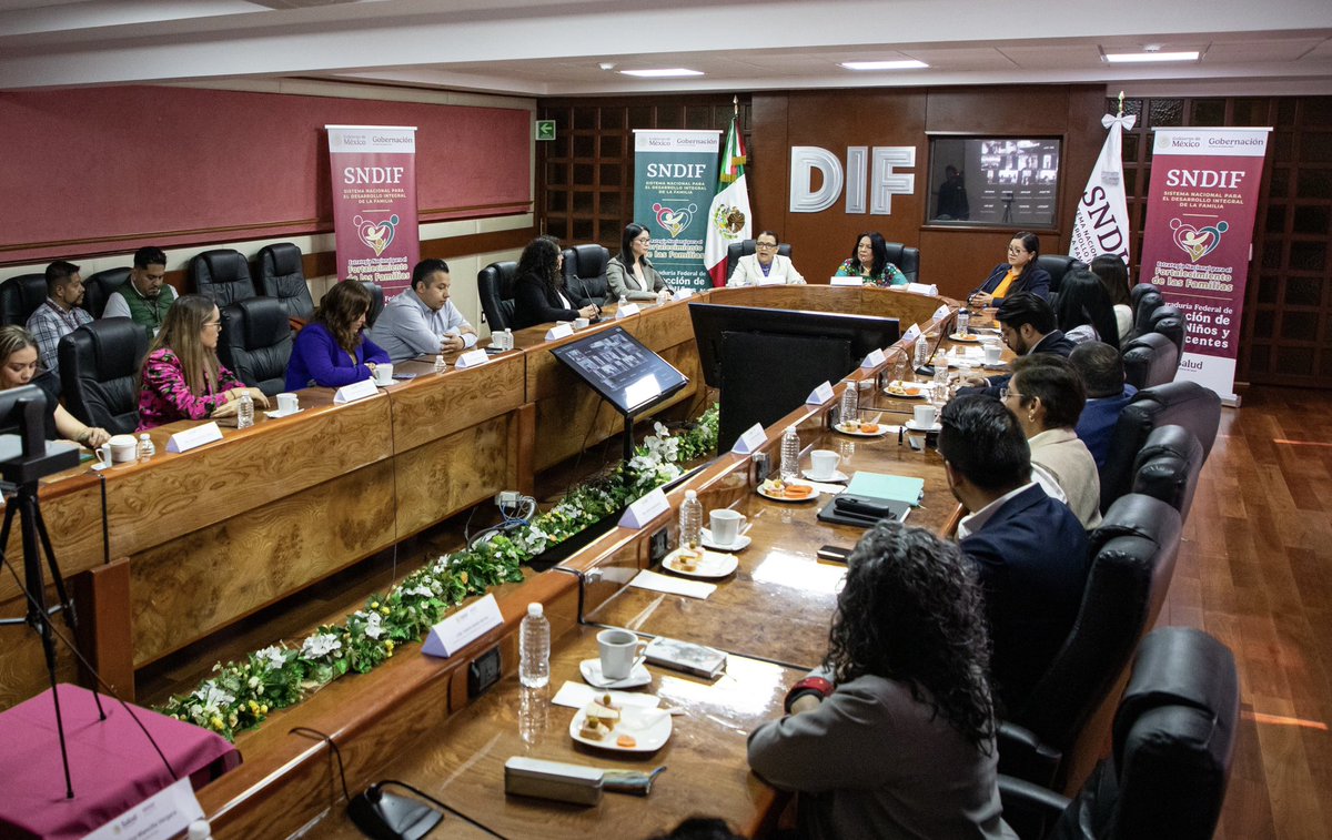 Agradecemos a nuestra compañera y amiga <a href="/MRocioGP/">María del Rocío García Pérez</a>, titular del <a href="/DIF_NMX/">SNDIF</a>, su invitación a la plática “Escuela segura libre de bullying”, donde invitamos a sumar esfuerzos en favor de la paz en todos los espacios, en especial en los educativos; y a no normalizar la violencia, para