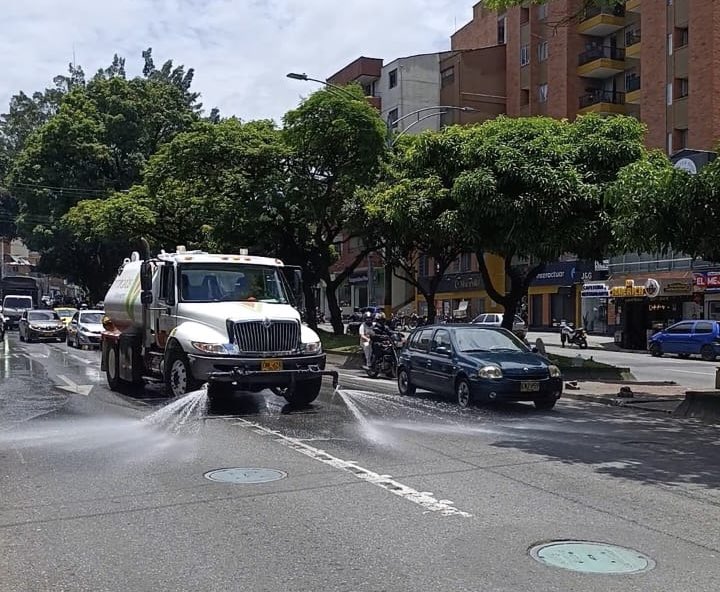 Emvarias's tweet photo. Lamentamos lo ocurrido. Nuestro equipo operativo verificó la situación y se trató de una novedad operativa durante la prestación del servicio, que generó un derrame en la vía.

Gracias a la alerta oportuna de transeúntes y conductores, la situación fue controlada de manera responsable e inmediata. De forma prioritaria, activamos la atención del punto y un vehículo tipo carrotanque realizó las labores de limpieza para restablecer las condiciones del lugar.

Reiteramos nuestro compromiso con la adecuada prestación del servicio y el cuidado de la ciudad; continuamos fortaleciendo nuestros procesos para prevenir este tipo de situaciones.

También queremos agradecer el reporte que nos compartiste en redes, ya que nos permitió identificar y atender rápidamente la situación. Para nosotros es fundamental contar con este tipo de avisos: los ciudadanos son nuestros ojos en las calles.

A continuación, compartimos evidencias de la atención.