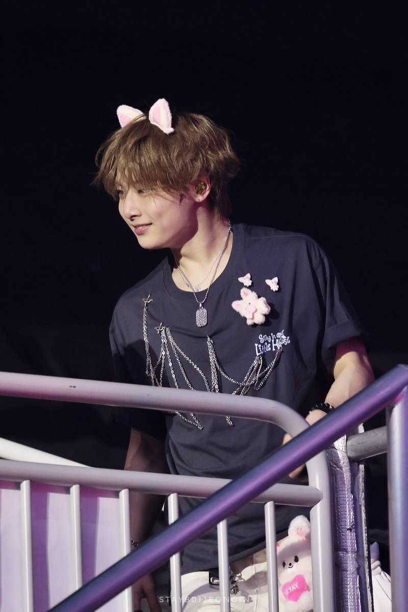 Jeongin pics tweet media