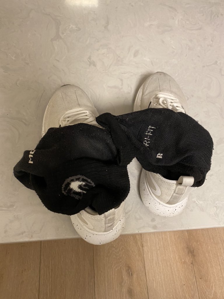 Exsymen1's tweet photo. 和一位很高的老外玩，45码大脚🥵而且很开放，全程硬并且流水，闻我的臭篮球袜，坐在他脸上舔我逼👅。 https://t.co/8zFR7LCw1r