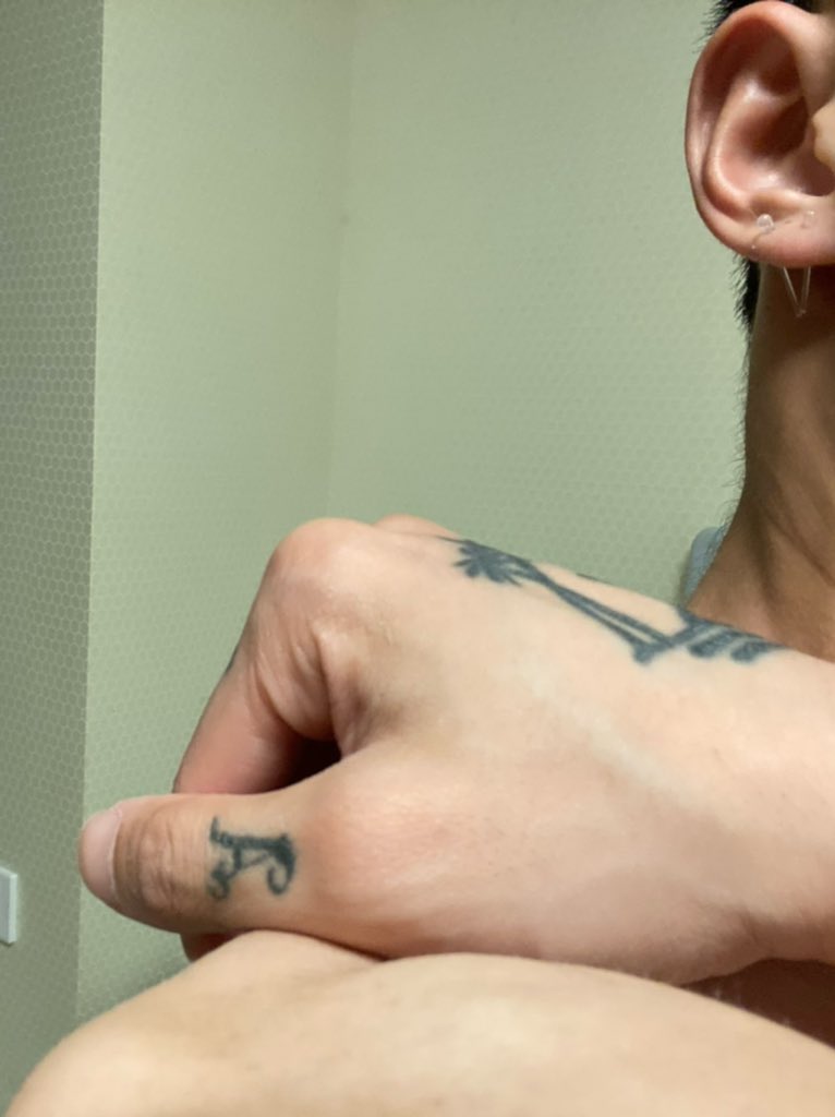 Exsymen1's tweet photo. 和一位很高的老外玩，45码大脚🥵而且很开放，全程硬并且流水，闻我的臭篮球袜，坐在他脸上舔我逼👅。 https://t.co/8zFR7LCw1r