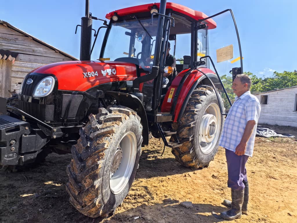Hoy Felo es doblemente feliz. Celebra sus 69 años de vida y  la llegada de un moderno tractor a la CPA Conrado Benítez, del municipio #PinardelRio, dedicada a las producciones de tabaco de sol y cultivos varios. #UnidosXCuba