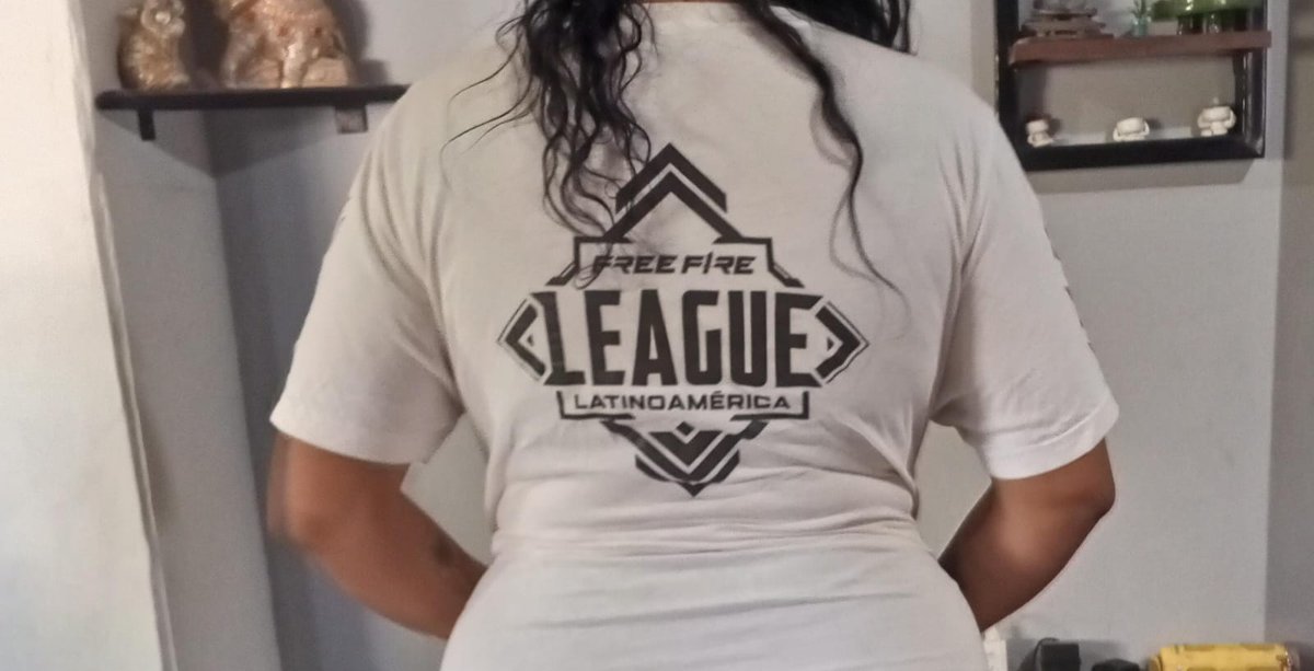 Fans_krowa's tweet photo. #FFLATAM como siempre firme a la pantalla para ver la mejor liga du mundo!! Como no tengo la de QFD me pongo esta camiseta para hacer el aguante! Saludos a toda la familia q se q estan mirando, a los caster y a la mesa d discusión.  Aguante QFD https://t.co/1EbZvi76hk