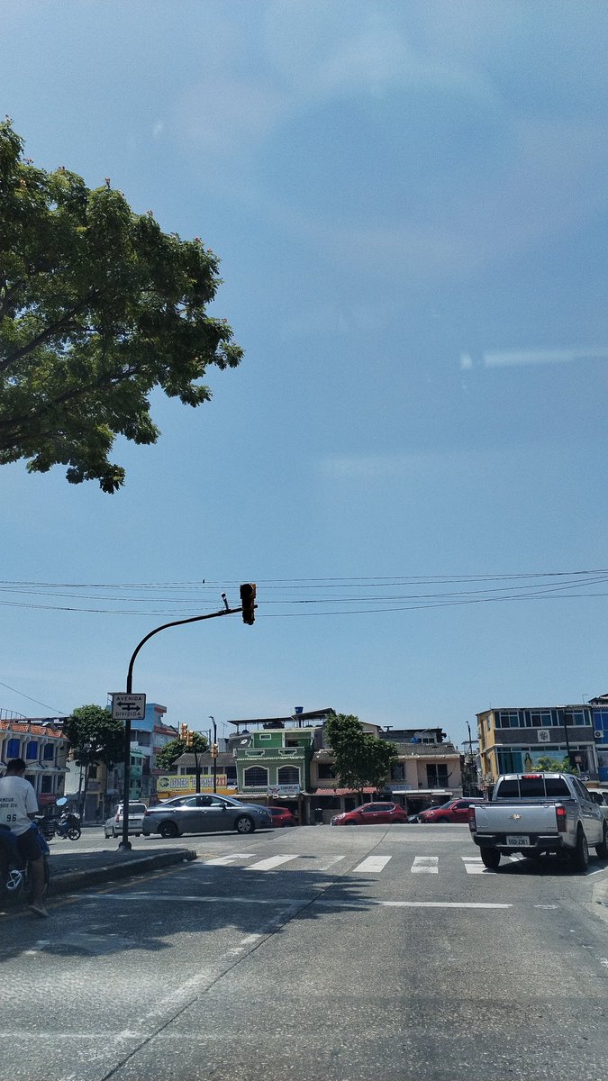 Fernandex69's tweet photo. @ATM_Transito semáforo de pollo al encanto sin energía eléctrica, por favor mandar algún agente para que pueda dar tránsito en ese sector para evitar accidente https://t.co/cfuklAVMir