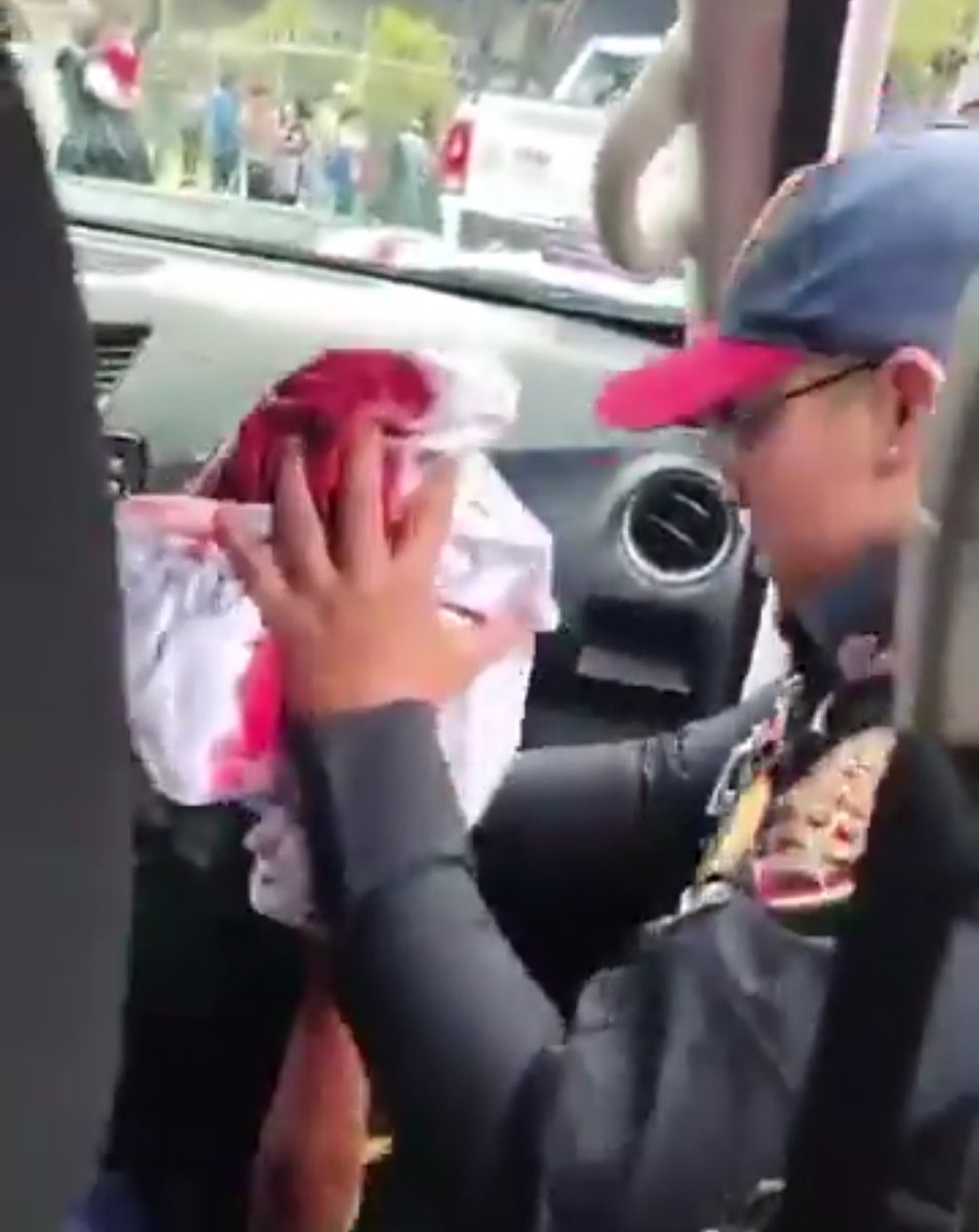 ContraProMx's tweet image. 😱 #CDMX Un #sujeto fue detenido por vecinos luego de atacar con un #machete a un niño de tres años en la zona de #SantaFe, en la alcaldía Álvaro Obregón, donde estuvo a punto de ser #linchado.

👮🏻‍♂️👮🏻‍♂️ De acuerdo con los primeros reportes, el agresor, identificado como Jordan