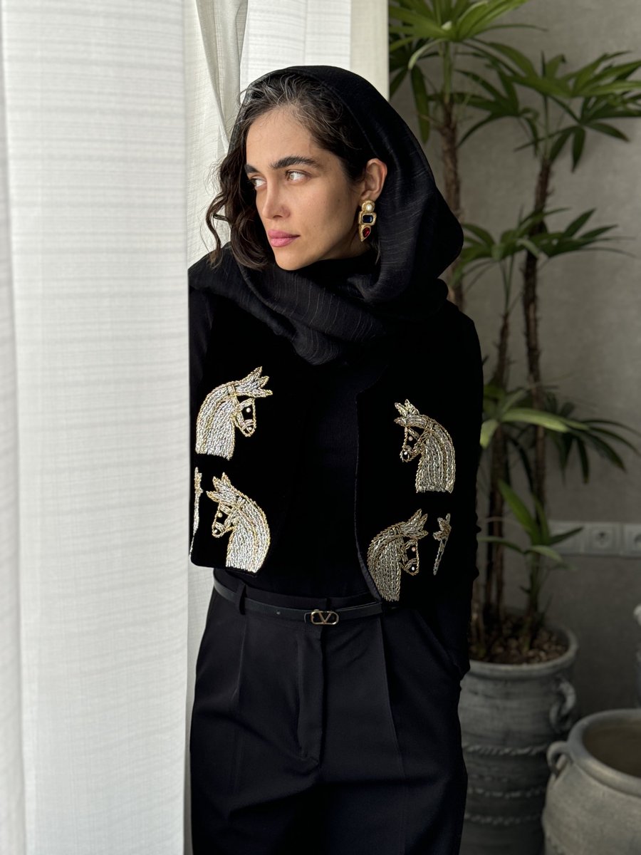 لی لا tweet media