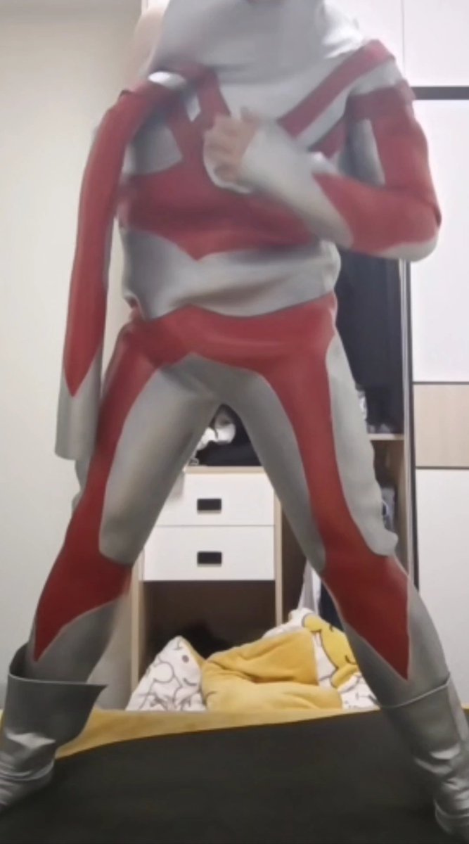 从全裸变身开始，调教直男艾斯奥特曼