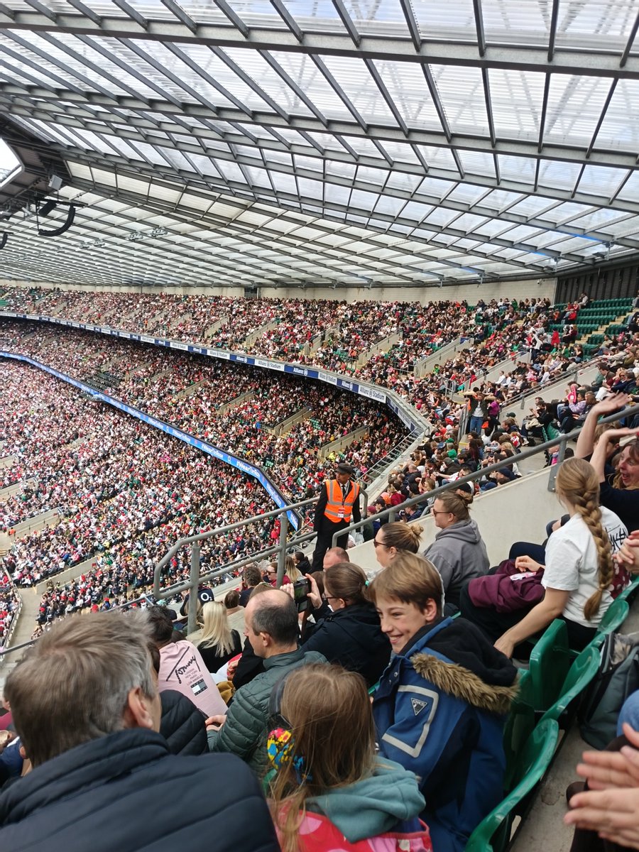 flyingking2's tweet photo. Fantastic to see a new record crowd at Twickenham for a Womens Six Nations match. 77,000 fans at the England🇫🇴 Ireland🇮🇪 game! Huge demand in UK for women's sport, particularly when teams are successful. https://t.co/QZ1DUOyjMG