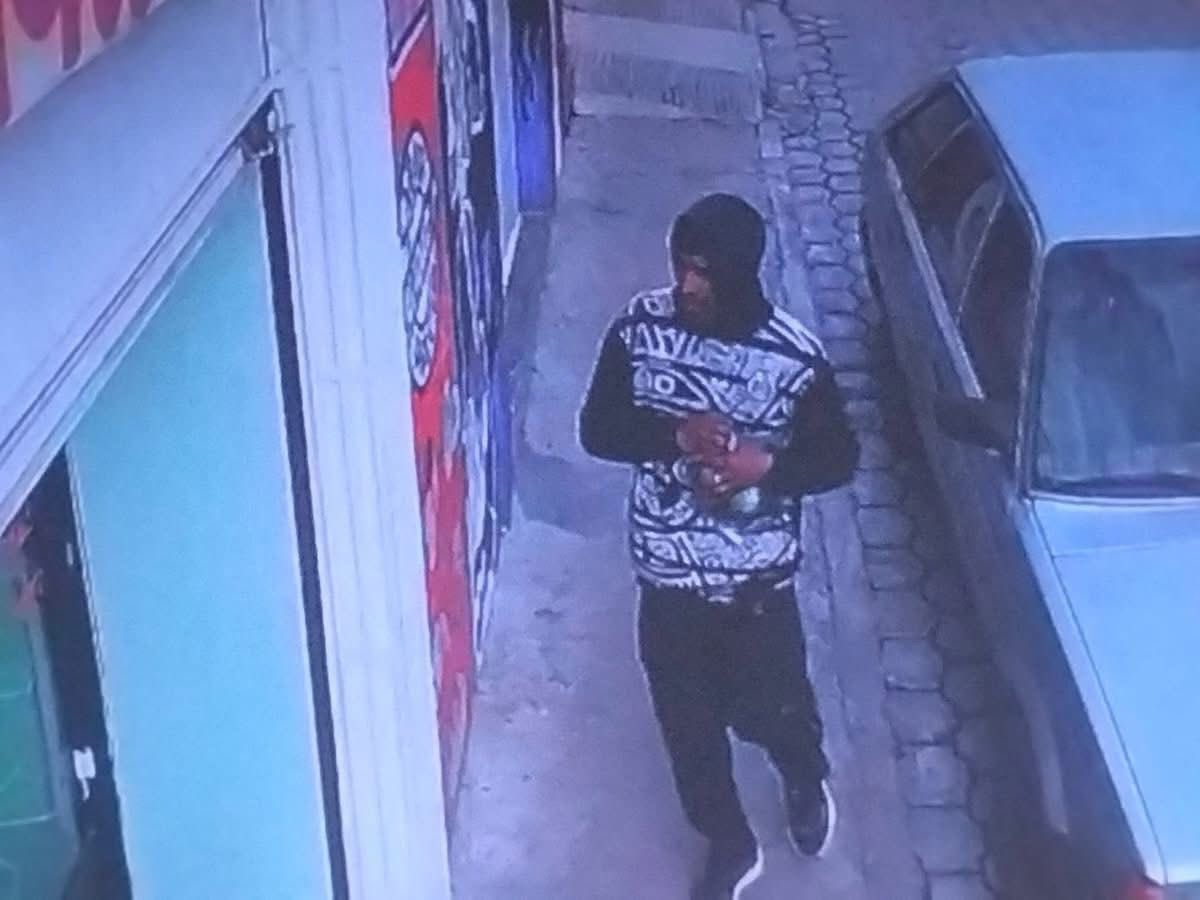 PoderNoticiaPue's tweet image. #Alerta|| 🚨 En #Libres y alrededores se reporta a un sujeto que presuntamente ingresa a comercios mostrando actitud agresiva y portando un arma blanca ⚠️.

@SSC_Pue @FiscaliaPuebla @SSPGobPue 
#PoderNoticiaPue #DondeTuVozSeEscucha