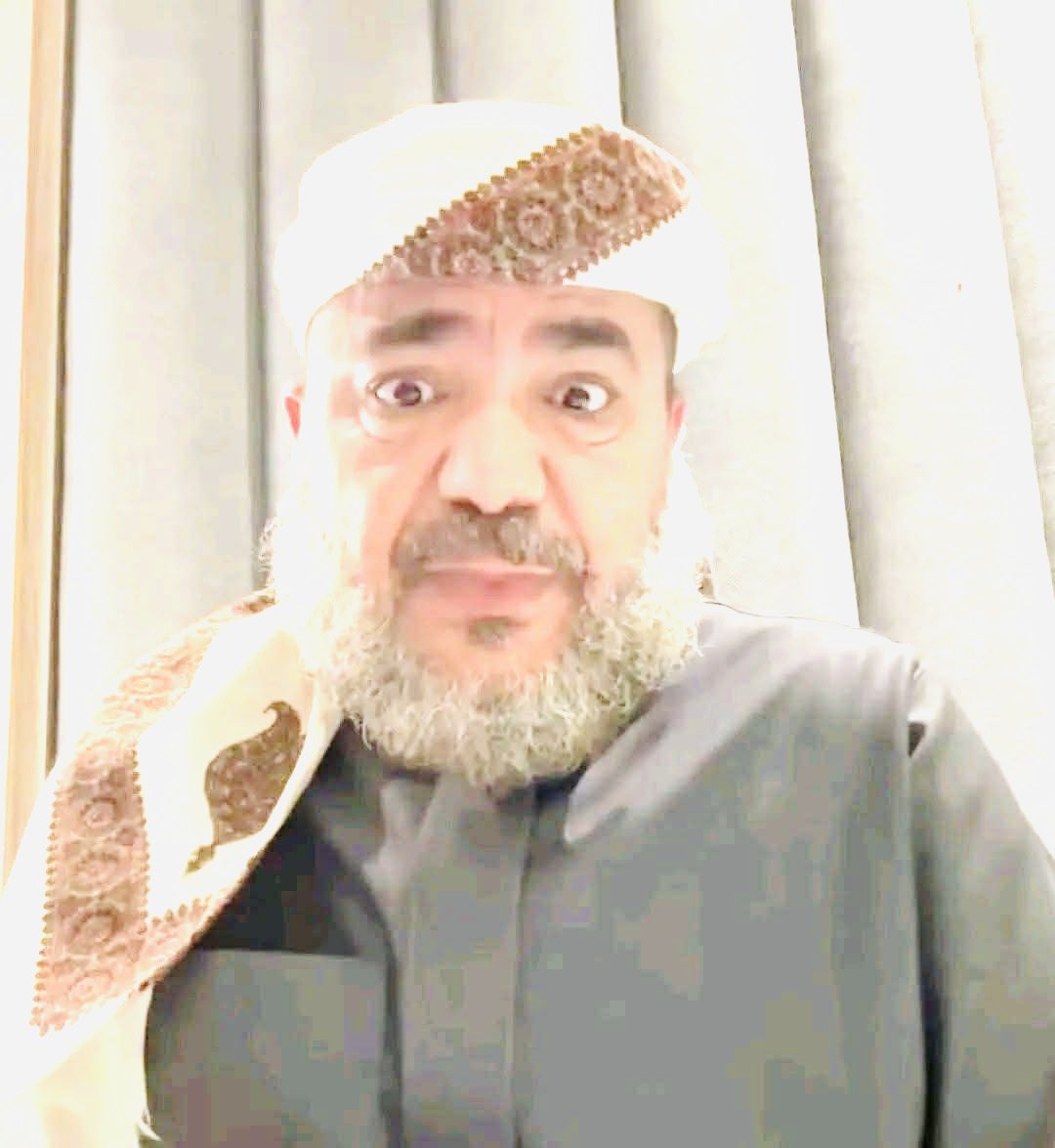 بيت في مارب و بيت في اسطنبول و شقه في قطر و بيت في السعوديه 
صوت واو 
ويحب القطط
وسبعيني جاد
و يحب المطالعه و السفر
ويبحث عن شريكة عمره
يفضل تكون بين 7 - 18 سنه
للجادات  فقط