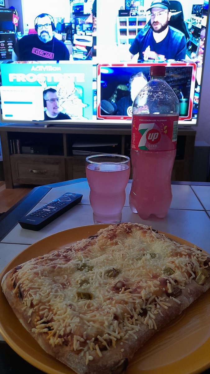 SwedishGamester's tweet image. #DinnerIsServed: frozen #pizza with extra cheese and a large #soda!

It's really too late for dinner now but I've been #lazy all day and #FellAsleep in the sofa, dunno for how long! So all I've done today is sleeping, eating breakfast, sleeping some more, and now eating again! 😅