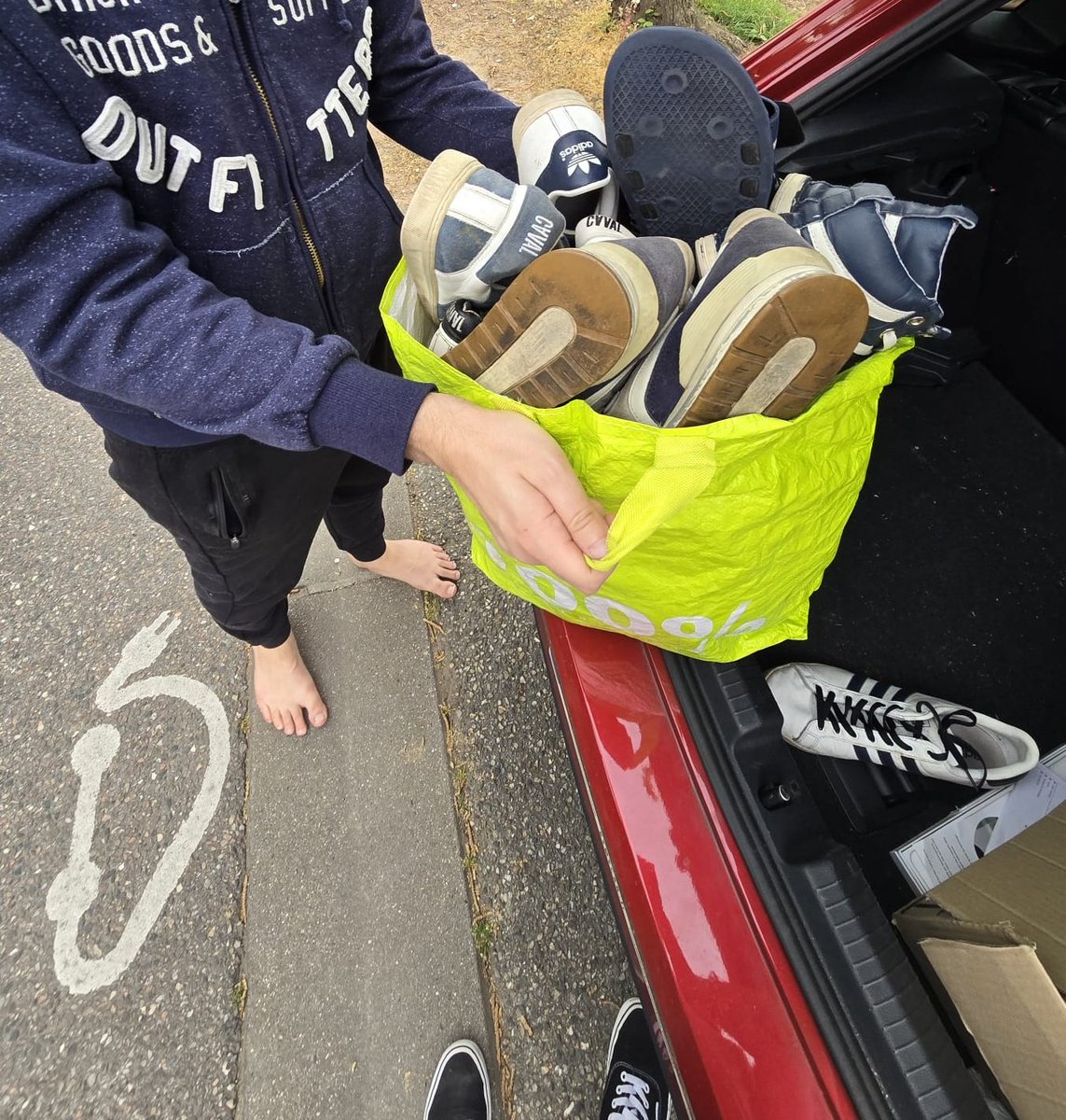 Barefoot slave tweet media