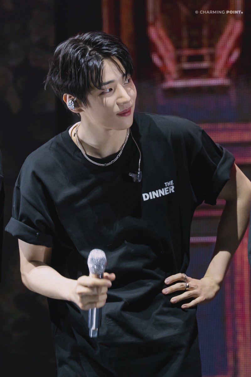 ᴄʜᴀʀᴍɪɴɢ ᴘᴏɪɴᴛ. tweet media