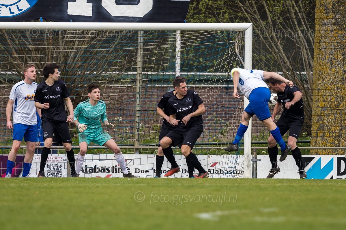 Foto weergaven van de voetbalwedstrijd Well 1 - Kerkwijk 1 staat op de site.
Linkje naar de foto's >>>   tinyurl.com/3nn439fd