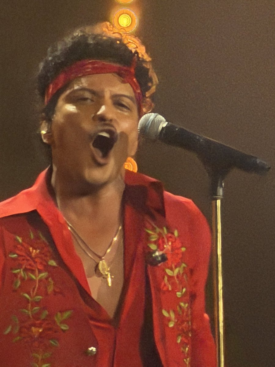 lorrain34100's tweet photo. #Brunomania🌹 pics taken by me🌹 https://t.co/53wgRl5V0T