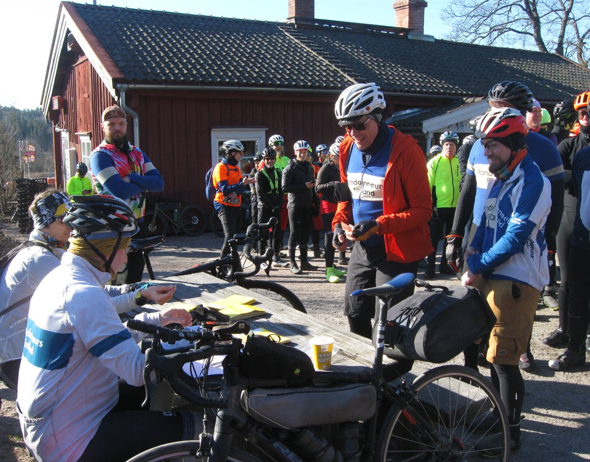 ttvmatti's tweet photo. #Espoo200-ajon ilmoittautumisessa leppoisaa ruuhkaa. Lähtijöitä yli 120. @mkpaa https://t.co/6aBzbqBuZg