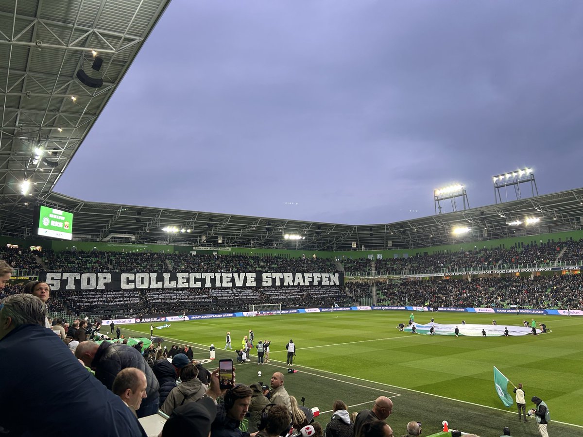 JoranSwart98's tweet photo. Duidelijke boodschap van de supporters van FC Groningen en Go Ahead Eagles. #grogae https://t.co/rj2rU6NPgD