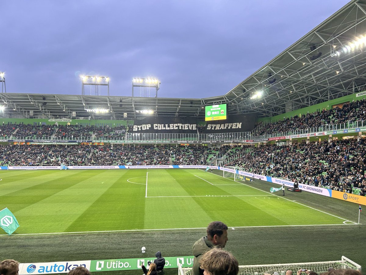 JoranSwart98's tweet photo. Duidelijke boodschap van de supporters van FC Groningen en Go Ahead Eagles. #grogae https://t.co/rj2rU6NPgD